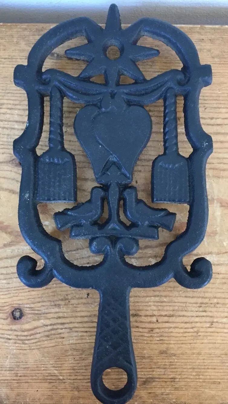 Vtg Farmhouse Antique Cast Iron Grain Tassel Broom Hearts Hearth Birds Trivet